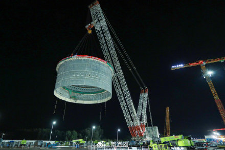 全球首堆“玲龙一号”反应堆厂房钢制安全壳上部筒体吊装成功
