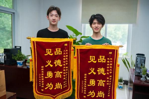 那天的江滩，他们比晚霞更“美”