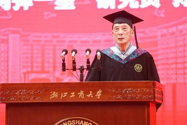 86岁“两弹一星”研究员拿下驾照,上个月刚参加了毕业典礼...... 86岁“两弹一星”研究员拿下驾照,上个月刚参加了毕业典礼......