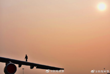 运-20高清壁纸！夕阳下到底有多美