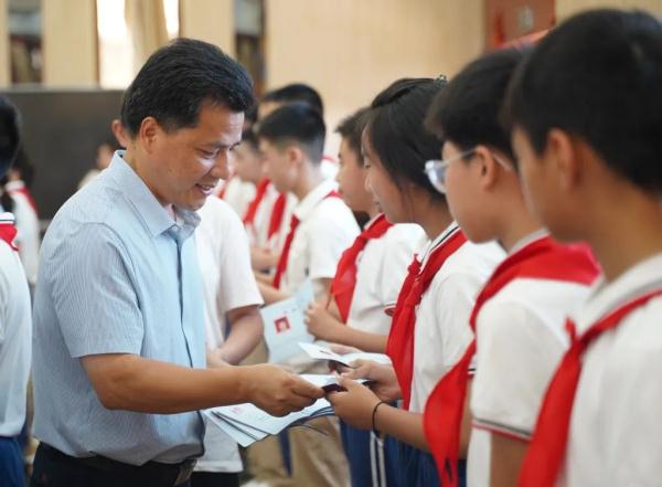 仪式感满满！重庆一小学校长坚持手写入学通知书11年