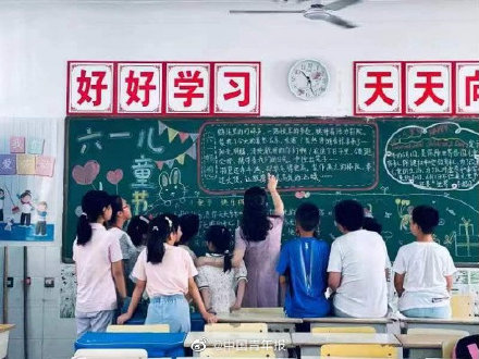 小学老师为55名学生写诗词评语