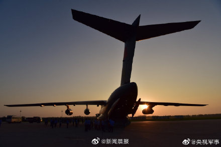 运-20高清壁纸！夕阳下到底有多美