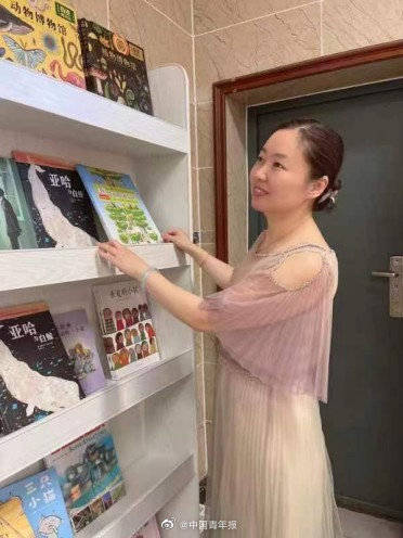 小学老师为55名学生写诗词评语