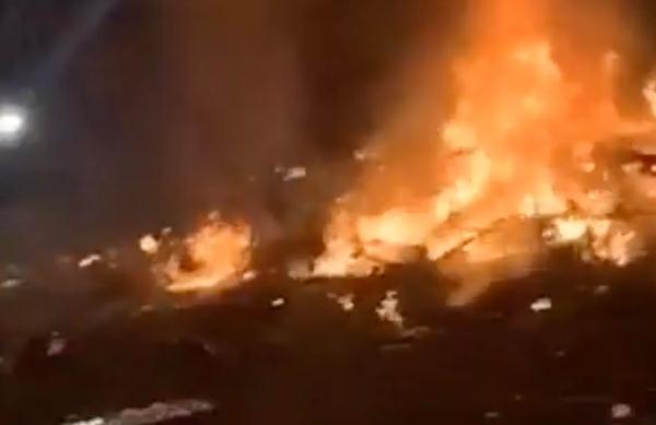 美国多地警察遭袭：一警员被百人围攻 网友称“美国像恐怖电影”