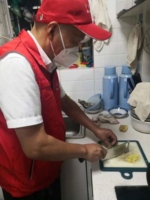 计算机本科男在上海做保姆，月薪1.3万！除了做饭保洁，他还要…
