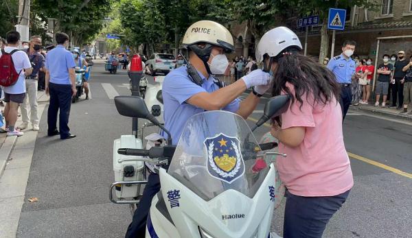 出門晚忘帶准考證身份證上海高考首日又現馬大哈幸遇警察蜀黍護航