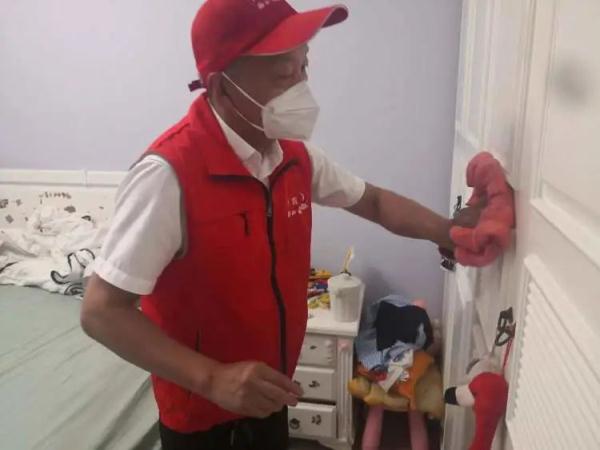计算机本科男在上海做保姆，月薪1.3万！除了做饭保洁，他还要…