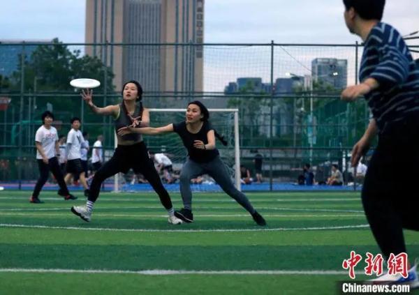 全国联赛来了！一夜爆火的飞盘运动，官方给加了把火