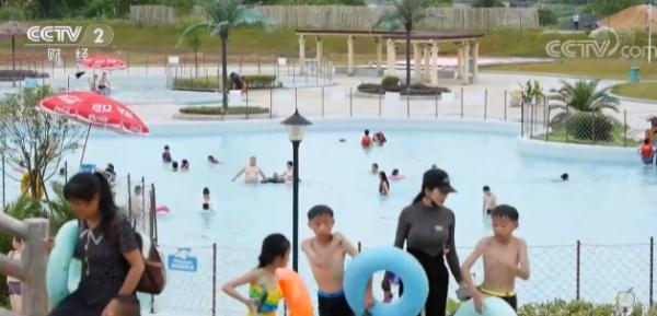 江西高安：夏日旅游市场升温 水上项目人气高