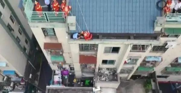 女童独自在家从7楼坠落，爬起走向邻居奶奶求抱