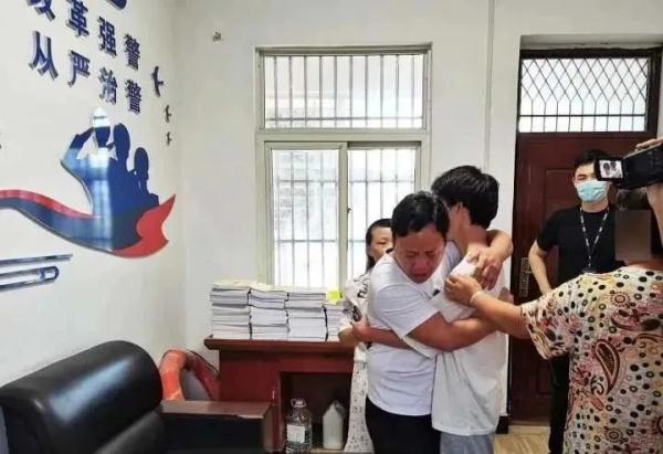 寻子16年，他们找到儿子却决定先不见面