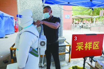 防护服里“装空调” “冷”科技更暖人心