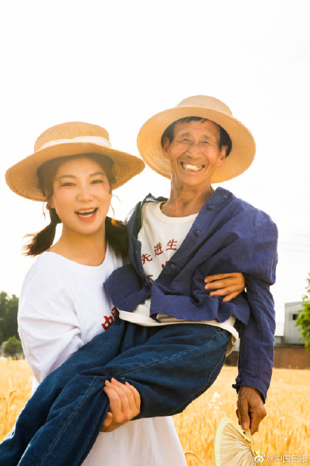 95后女孩带养父环游中国 95后女孩带养父环游中国