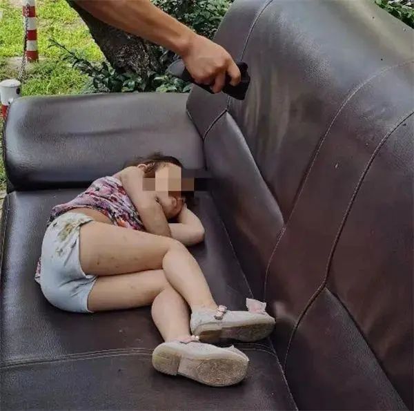 心疼!3岁女童从7楼坠落 爬起来走了一段路求邻居奶奶“抱抱” 心疼!3岁女童从7楼坠落 爬起来走了一段路求邻居奶奶“抱抱”