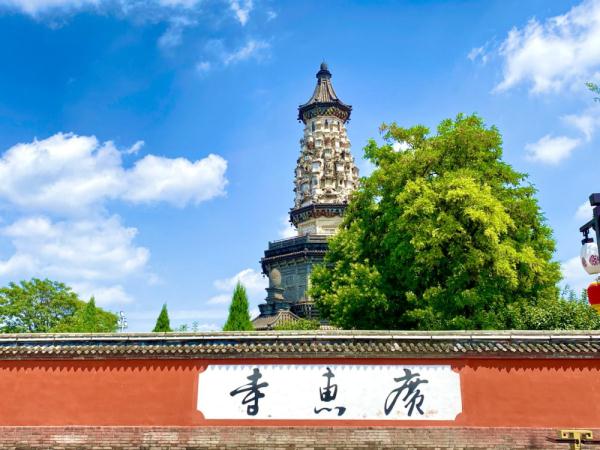石家庄正定：蓝天白云映古城