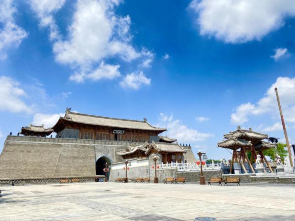 石家庄正定：蓝天白云映古城