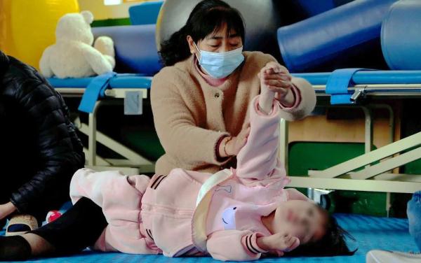 这个1300多人的村庄，共养育了1560多名孤残儿童！