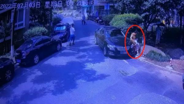 心疼!3岁女童从7楼坠落 爬起来走了一段路求邻居奶奶“抱抱” 心疼!3岁女童从7楼坠落 爬起来走了一段路求邻居奶奶“抱抱”
