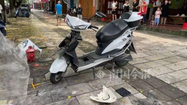 吓人！一条蛇钻进车主电动车头，消防只能把车“扒光”