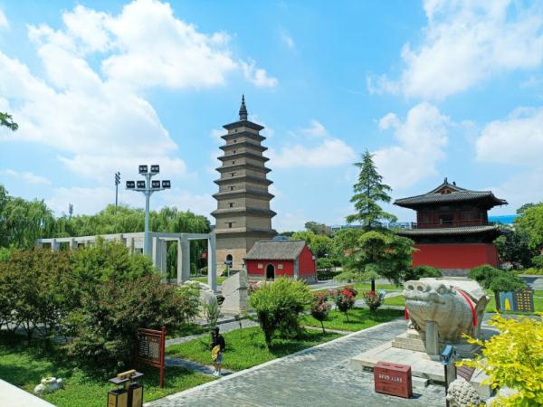 石家庄正定：蓝天白云映古城