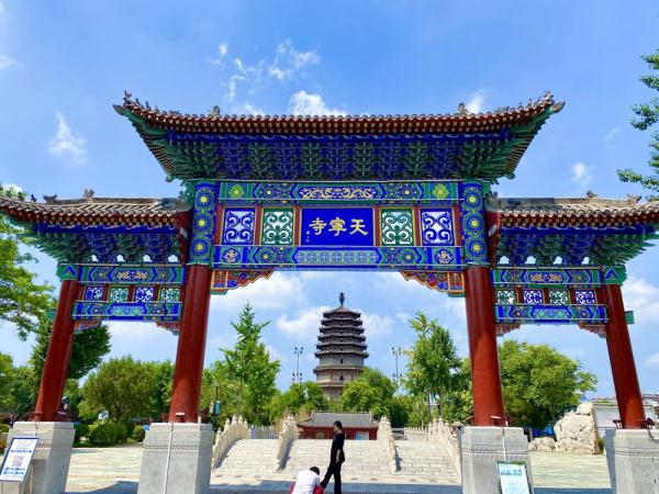 石家庄正定：蓝天白云映古城