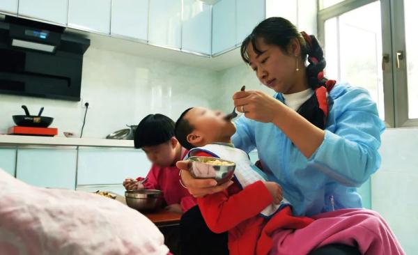 这个1300多人的村庄，共养育了1560多名孤残儿童！