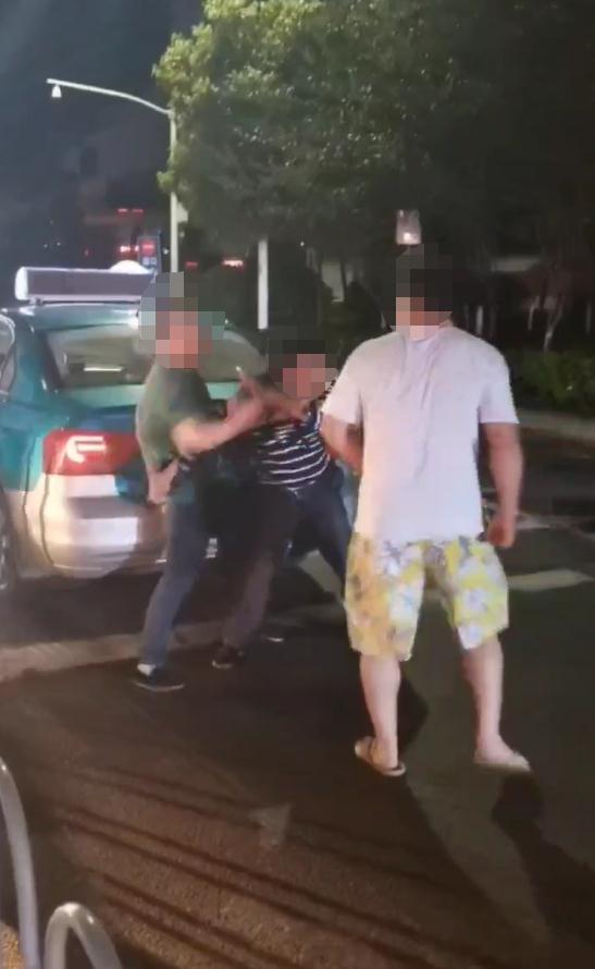 乘客酒后掌掴的士司机?益阳警方:正调查,司机希望赔偿调解 乘客酒后掌掴的士司机?益阳警方:正调查,司机希望赔偿调解