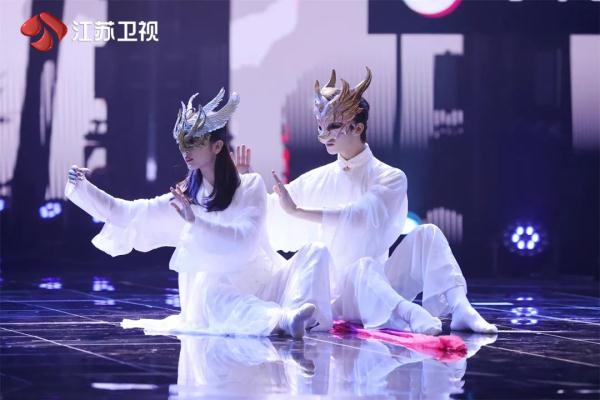 《蒙面舞王》舞力全开,“无人区玫瑰”旗袍舞惊艳全场 《蒙面舞王》舞力全开,“无人区玫瑰”旗袍舞惊艳全场