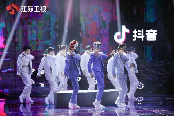《蒙面舞王》舞力全开,“无人区玫瑰”旗袍舞惊艳全场 《蒙面舞王》舞力全开,“无人区玫瑰”旗袍舞惊艳全场