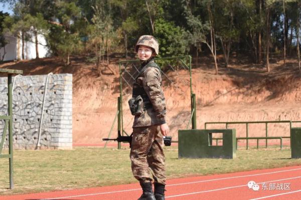 飒！这个女狙击手火了！