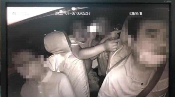 乘客酒后掌掴的士司机?益阳警方:正调查,司机希望赔偿调解 乘客酒后掌掴的士司机?益阳警方:正调查,司机希望赔偿调解