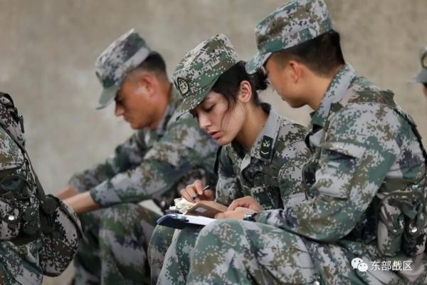 飒！这个女狙击手火了！