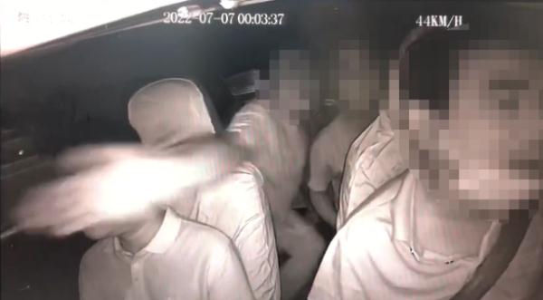 乘客酒后掌掴的士司机?益阳警方:正调查,司机希望赔偿调解 乘客酒后掌掴的士司机?益阳警方:正调查,司机希望赔偿调解
