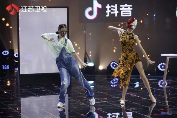《蒙面舞王》舞力全开,“无人区玫瑰”旗袍舞惊艳全场 《蒙面舞王》舞力全开,“无人区玫瑰”旗袍舞惊艳全场