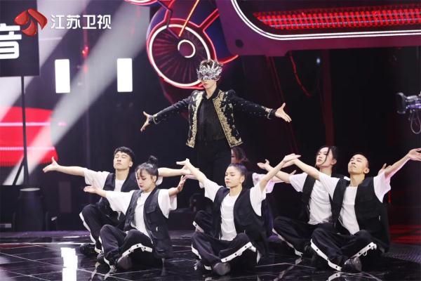 《蒙面舞王》舞力全开,“无人区玫瑰”旗袍舞惊艳全场 《蒙面舞王》舞力全开,“无人区玫瑰”旗袍舞惊艳全场