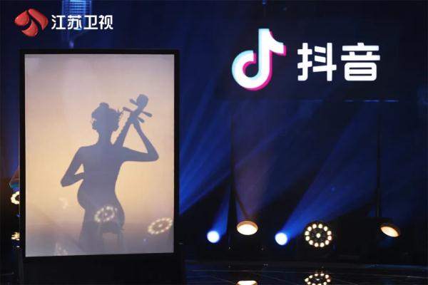 《蒙面舞王》舞力全开,“无人区玫瑰”旗袍舞惊艳全场 《蒙面舞王》舞力全开,“无人区玫瑰”旗袍舞惊艳全场