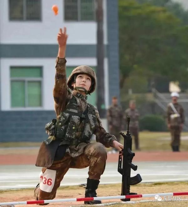 飒！这个女狙击手火了！