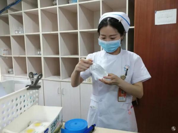 点赞昭通女孩刘晓姣，高铁上跪地救人半小时