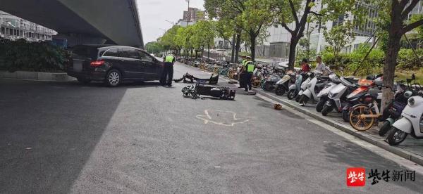 电动车逆行被小轿车撞上，车主受伤还要担责任