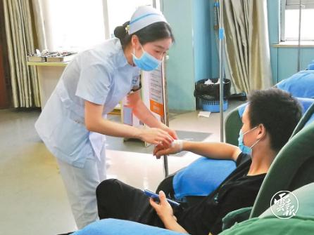 点赞昭通女孩刘晓姣，高铁上跪地救人半小时