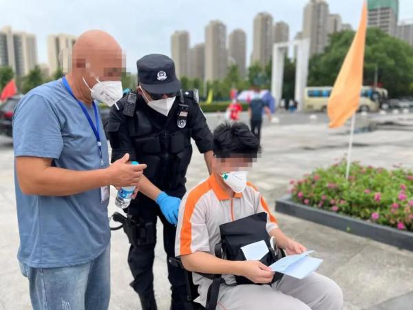 2022年上海中考作文公布！当中考遇上高温、雷阵雨，警方这样护考