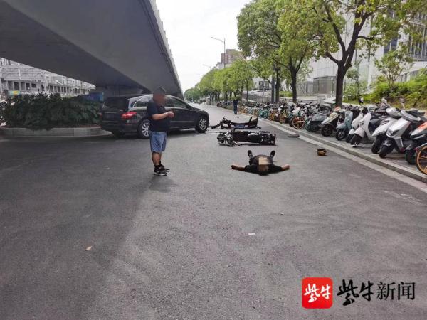 电动车逆行被小轿车撞上，车主受伤还要担责任