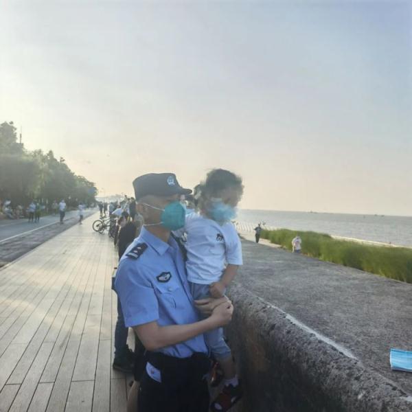 3岁女童江边走失，上海宝山民警帮忙找回