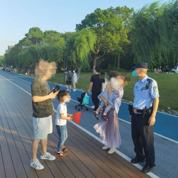 3岁女童江边走失，上海宝山民警帮忙找回