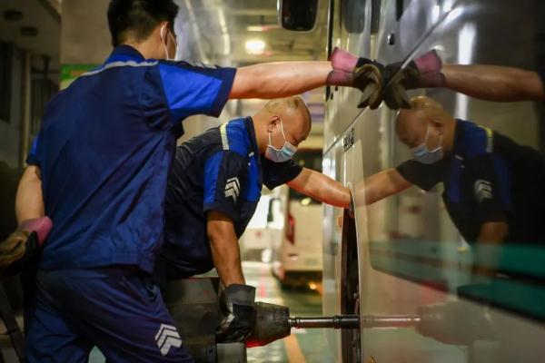 淌下的汗水，都是辣眼睛的！谢谢酷暑中送来凉意的普通人