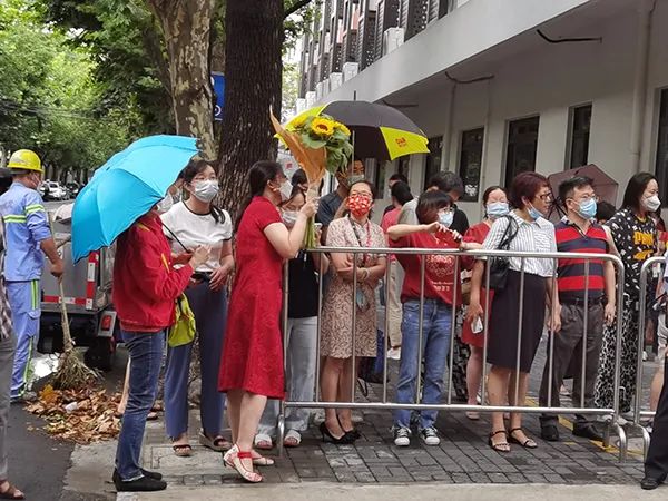 2022年上海中考作文公布！当中考遇上高温、雷阵雨，警方这样护考
