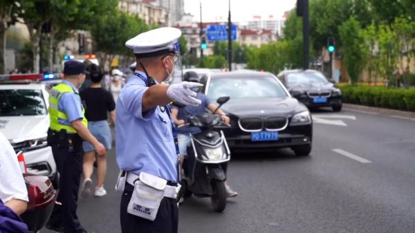 2022年上海中考作文公布！当中考遇上高温、雷阵雨，警方这样护考