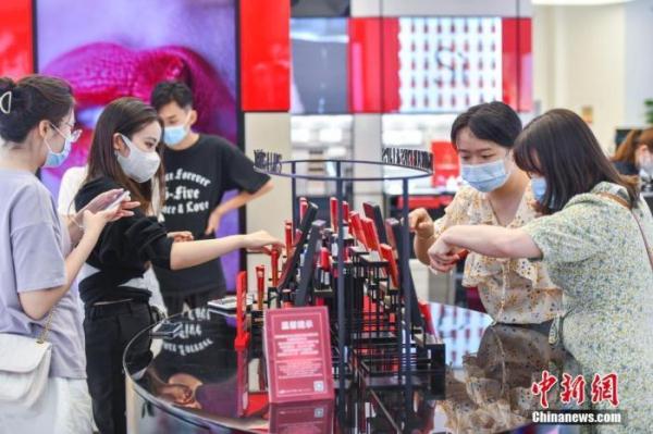 美妆巨头涨价，免税店却降价，背后暗藏玄机