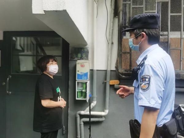 杭州8旬老人好几天没拿牛奶，送奶工赶紧报警...